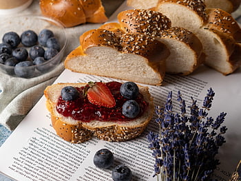 ontbijt, brood, aardbeienjam, bessen, gelei, jam, fruit, gezond ontbijt