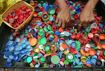 Plastové uzávěry, recyklace, různé barvy, Plastová víčka, Třídění rukou, manila, Závalný sortiment, recyklace plastů, ochrany životního prostředí, nakládání s odpady, udržitelné postupy