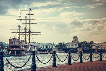 braunes Schiff, st. petersburg, historisches Schiff, Architektur am Wasser, malerischer Hafen, Dock, Wasserszene, Hafenszene, Historische Uferpromenade, Hafen von St. Petersburg, Schiff neben Dock