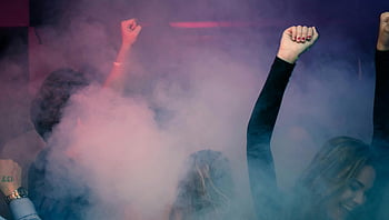 donna che balla, camicia nera a maniche lunghe, Nightclub Foggy, mani alzate, folla energica, Fumo, Atmosfera da nightclub, Scena del partito, vita notturna, pista da ballo, ritrovo sociale