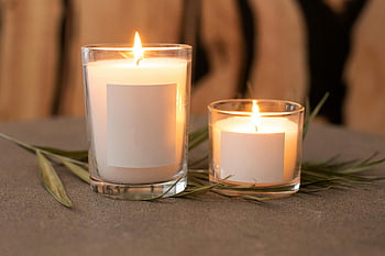 brennende lys, glassbeholdere, minimalistiske stearinlys, blanke etiketter, omgitt blader, Landlight -stemning, dekorative stearinlys, minimalistisk innredning, glasslysholdere, minimalistisk estetikk, Lyselysinnstilling