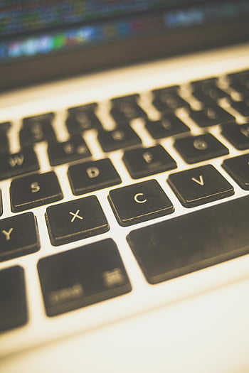 keyboard laptop, keyboard dari dekat, kunci hitam, huruf putih, Tampilan kabur, fokus, mengetik digital, detail perangkat, Gadget Teknologi, pengaturan ruang kerja, qwerty