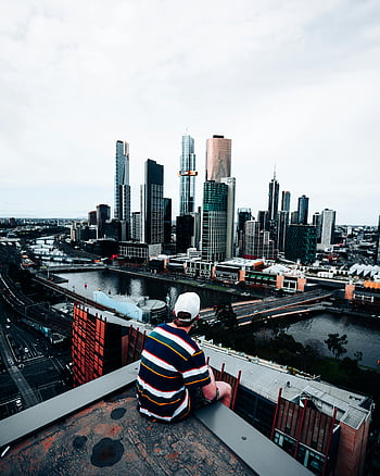 uomo sul tetto, paesaggio urbano di Melbourne, grattacieli, fiume Yarra, vista panoramica, camicia a righe, paesaggio urbano, vista della città, alto punto di osservazione, esplorazione urbana, skyline di Melbourne