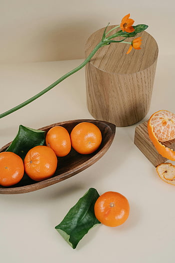mandarin, fa tálca, mandarin narancs, zöld levelek, virágos elrendezés, Minimalista csendélet, fa felületek, narancssárga virágok, gyümölcsfotózás, csendélet fotózás, Narancs gyümölcs