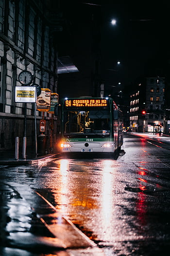 autobus, luci stradali, via della città bagnata, notte, autobus pubblico, scena urbana, paesaggio urbano, fotografia notturna, superficie riflettente, scena di strada, mezzi di trasporto