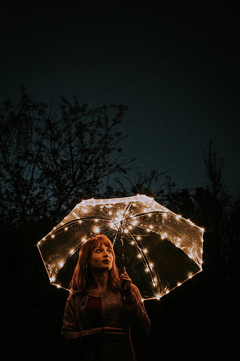 žena, rozsvícený deštník, Tmavé venkovní nastavení, Moody Night Portrét, noční fotografie, Osvětlený deštník, venkovní portrét, noční scénu, Atmosférické osvětlení, večerní fotografie, náladová atmosféra