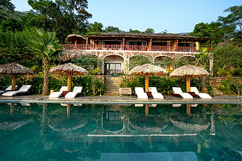 resort tropicale, sedie da salotto a bordo piscina, ombrelloni di paglia, Hotel tropicale, lettini, ombrelli di paglia, Resort idilliaco, piscina, ambiente tropicale, Rilassamento all'aperto, Vacanza di lusso
