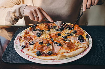 pizza, jíst pizzu, člověk jíst, Vidlička a nůž, pizza zálivky, černé olivy, pepperoni, sýr, pizza deska, jídelní stůl, čas jídla