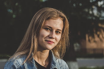 žena, modrá džínová bunda, usmívající se, Mladá žena, ležérní oblečení, slunečný den, park, venkovní, portrét, blond vlasy, přirozené světlo
