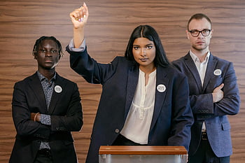 vrouw in zwarte blazer, spraakbureau, politieke leiders, kiezersbetrokkenheid, vastberaden leiders, samen staan, Stemknop, verkiezingscampagne, spreken in het openbaar, podium, formele kledij