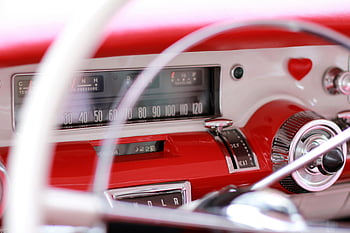 Historické auto, Červený palubní deska, Klasické měřiče, Chromové detaily, stříbrný volant, Vintage dashboard, lesklý chrom, klasické auto, interiér vozu, retro auto, Vintage měřidla