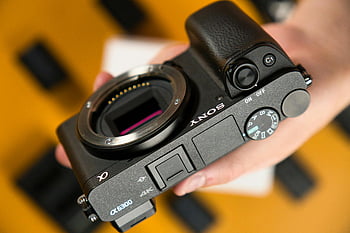 zrcadlovka, černý fotoaparát, ruční holdingová kamera, Ovládací prvky kamery, detailní pohled z kamery, sony fotoaparát, fotoaparát v ruce, funkce kamery, Tlačítka fotoaparátu, 4k kamera, bajonet objektivu fotoaparátu