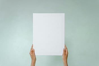 blank lærred, person holder, Lysegrøn baggrund, kopiere plads, simpelt design, Hvidt lærred, hænder holder, minimalistisk, kreativt rum, Kunstkoncept, blankt papir