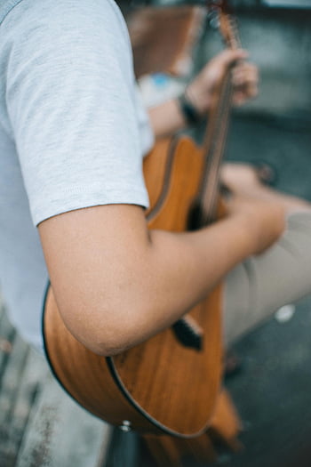 uomo che suona la chitarra, chitarra acustica, avvicinamento, all'aperto, musica, tempo libero, musicista, fare musica, musica all'aperto, chitarrista, musica acustica