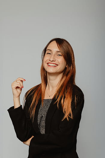 Usmívající se mladá žena, Profesionální oděv, sebevědomá žena, neutrální pozadí, podnikatelka, profesionální vzhled, obchodní portrét, Profesionální úsměv, obchodní oděv, profesionální žena, obchodní profesionál