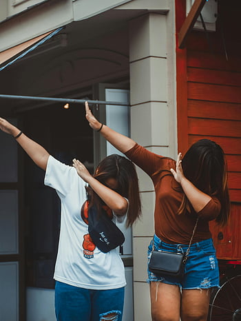 ženy tančí, ležérní oblečení, dabbing, venku, zábava, přátelství, dvě ženy, neformální oblečení, venkovní tanec, Pouliční tanec, neformální tanec