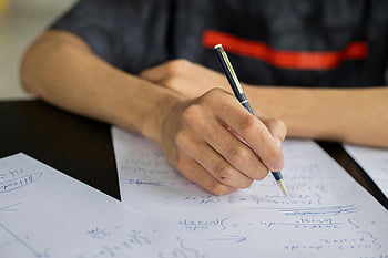 zaměřený student, řešení matematických rovnic, ruku a pero, Psaní na papír, studovat, matematické problémy, detail, Akademická práce, vzdělávací obsah, koncentrace, domácí práce