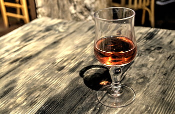 vetro a piedi, liquido marrone, tavolo in legno marrone, vino rosato, tavolo in legno rustico, pranzo rilassato, vetro elegante, Atmosfera da pranzo, bicchiere di vino, tavolo rustico, pranzo elegante