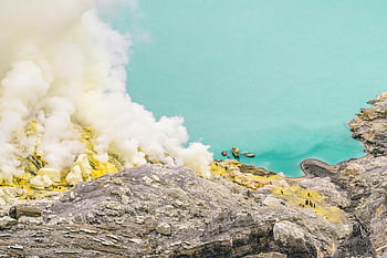kawah ijen, Schwefelabbau, türkisfarbener See, Ost-Java, Indonesien, Luftaufnahme, Vulkankrater, Naturwunder, Reiseziel, Umweltfunktion, industrielle Aktivität