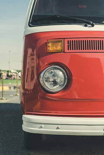 červený volkswagen van, Klasický Volkswagen, čelní pohled, Sharjah SAE, Červená van, bílá dodávka, klasické dodávky, Volkswagen van, detailní fotografie, vinobraní dodávka, Červená a bílá dodávka