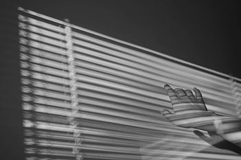 그레이 스케일 사진, 도달하는 사람, 블라인드, 추상 그림자, 손으로 상호 작용하다, 블라인드 그림자, 그레이 스케일 이미지, 손 그림자, 블라인드 상호 작용, 추상적 인 사진, 그림자 예술