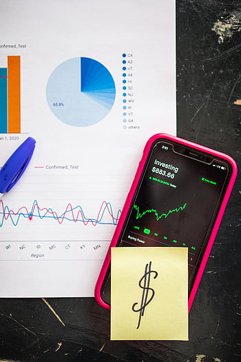 svart mobiltelefon, rosa etui, aksjemarkedet data, finansielle diagrammer, dollar tegn, investere, smarttelefon, Finansiell analyse, investeringssporing, markedstrender, post-it lapp