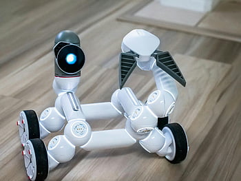 クリックボット、 車輪付きロボット、 モダンロボット、 屋内ロボット、 クローズアップロボット、 背景をぼかした写真、 屋内の床、 ロボット玩具、 インタラクティブロボット、 プログラム可能なロボット、 教育用ロボット