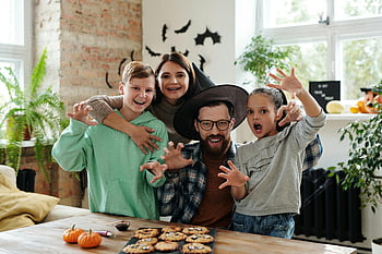familie fericita, Halloween, Cookie -uri înfricoșătoare, decoratiuni, Familia veselă, Sărbătorind Halloween -ul, Acasă, festiv, distractie in familie, Înfricoșător, petrecere de Halloween