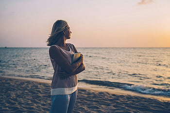 donna, top senza maniche, spiaggia, tramonto, taccuino, sereno, in piedi, oceano, sabbia, sera, contemplativo