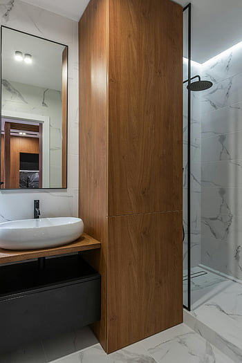 salle de bain moderne, armoire en bois, carreaux de marbre, cabine de douche, design élégant, douche élégante, évier, salle de bain contemporaine, Détails en bois, sol en marbre, vanité moderne