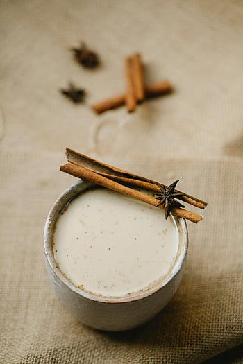 masala chai, indyjska herbata, Domowa masala chai, przyprawy, Przytulne teatime, laski cynamonu, anyż gwiazdkowaty, kubek, Pyszna herbata, Kremowa herbata, Aromatyczna herbata