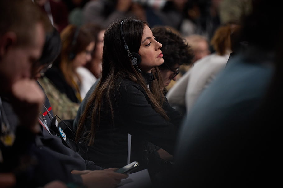 Ukrajina, kyiv, Zelenskyy, Prezident Votodymyr Zelskyy, tisková konference, médií, sluchátka, publikum, Únor, nepřemožitelnost, rok