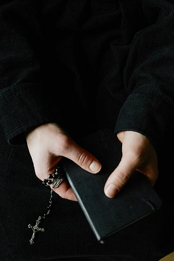 modlitební kniha, růženec, víra, duchovno, Detailní ruce, náboženské symboly, Černá kniha, přejít, modlitba, oddanost, Kniha rukou