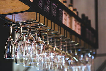 závěsné sklenice na víno, Upcale Bar, bar interiér, elegantní displej, vinné skleničky, bar bar, skleněné zboží, nastavení baru, elegantní bar, barové příslušenství, stojan na sklenici na víno