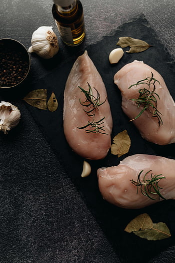 Syrová kuřecí prsa, detailní záběr, pohled shora dolů, rozmarýn, česnek, pepře, břidlice, fotografování potravin, Nevařené kuře, kulinářské přísady, koření