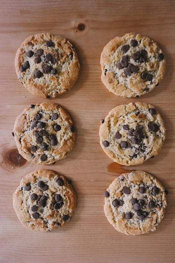 bruine koekjes, chocolade koekjes, vers gebakken, houten oppervlak, smakelijke aantrekkingskracht, toetje, tussendoortje, eigengemaakt, zoete traktatie, koekjesrecept, bakken