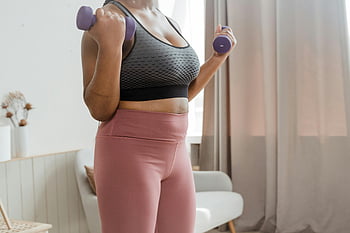 žena cvičení, činky, aktivní oblečení, Vnitřní cvičení, zdatnost, wellness, sportovní podprsenka, legíny, domácí cvičení, zdravý životní styl, silový trénink