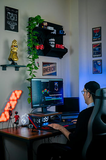 현대적인 창의적인 작업 공간, 비디오 편집 도구, 다채로운 LED 조명, 책상 설치, 컴퓨터 모니터, 본사, 편집 소프트웨어, 작업 공간 디자인, 창조적 인 환경, 책상 액세서리, 주변 조명