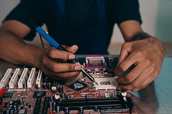 anakart onarımı, lehimleme bileşenleri, teknoloji atölyesi, mühendislik becerileri, yakın çekim fotoğraf, anakart tamiri, elektronik onarım, havya, teknoloji bakımı, bilgisayar donanımı, anakart bileşenleri