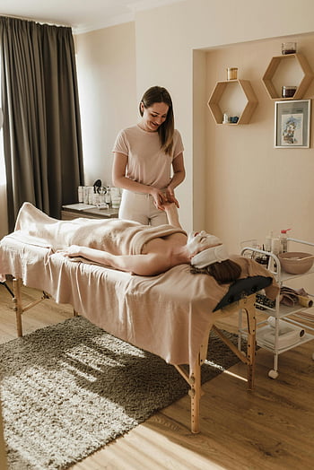 Kvinde massage, ansigtsbehandling, rolig spa, Afslappende massage, ultimativ velvære, SPA -indstilling, kropsmassage, ansigtspleje, Massagesession, Wellness behandling, spa -afslapning