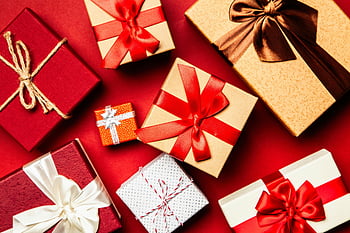 Geschenkbox, rote Oberfläche, Weihnachtsgeschenke, Verpackte Geschenke, rote Bänder, Braune Bänder, Ansicht von oben, lebendiger roter Hintergrund, verschiedene Geschenke, Festliche Geschenke, Geschenkverpackung