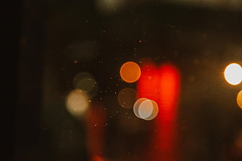 Bokeh, Lichter der Stadt, mit Regentropfen bedecktes Glas, Nachtfotografie, buntes Bokeh, Urban Bokeh, Nachtszene, hellblau, künstlerische Fotografie, Cityscape Bokeh, Regentropfen auf Glas