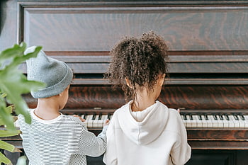 dzieci grające na pianinie, dzieci ćwiczące na pianinie, Halowa praktyka fortepianu, Chłopiec i dziewczynka grają na pianinie, pielęgnowanie przyjaźni, talent muzyczny, dzieci etniczne, Praktyka fortepianowa, praktyka muzyki wewnętrznej, muzyka dla dzieci, Uczenie się fortepianu