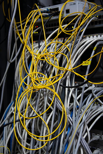 cavi di rete, rack del server, Cavi aggrovigliati, dispositivi elettronici, foto ravvicinata, Bundle disordinato, Cavi gialli, Cavi bianchi, cavi neri, apparecchiatura server, Banca dati