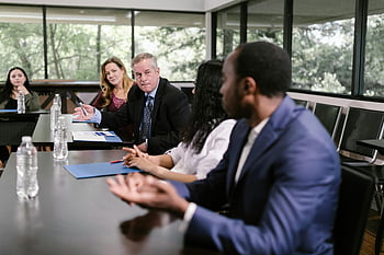 Diverse groep, professionals, samenwerkingsvergadering, vergaderruimte, mensen uit het bedrijfsleven, teamdiscussie, kantooromgeving, waterflessen, formele kledij, Werkplekinteractie, groepsdiscussie