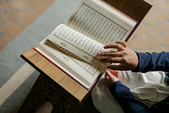 قراءة الطفل القرآن،  الحجاب،  الثقافة الإسلامية،  القراءة الداخلية،  صفحات القرآن،  دراسة دينية،  تعلم الطفل،  الممارسة الروحية،  طفل مسلم،  كتاب التقليب،  طاولة خشبية
