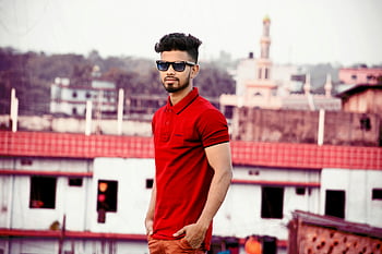 homme, polo rouge, MAINS LA POCKE, sur de soi, des lunettes de soleil, journée ensoleillée, de plein air, t-shirt rouge, Style décontracté, contexte urbain, pose confiante