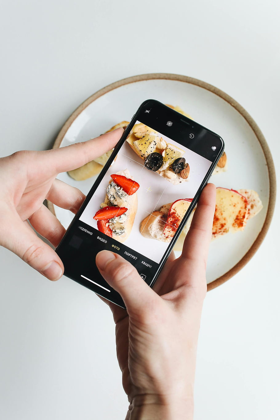 téléphone intelligent, fromage gastronomique, des collations, fermer, photographier, assiette, photographie alimentaire, Android noir, nourriture gastronomique, photographie rapprochée
