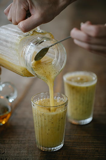 kiwi smoothie, Nalití smoothie, nápojová sklenice, živý nápoj, zdravý nápoj, Osvěžující koktejl, džbán na sklo, kiwi šťávy, Smoothie LIRING, zdravý koktejl, zelený koktejl