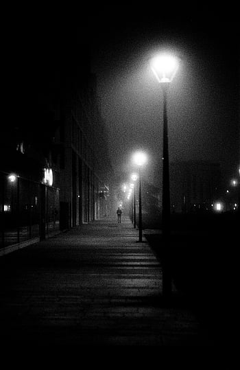 gråskala foto, person som går, trottoar, gatubelysning, svartvitt, svagt upplyst, dimmig gata, mystisk scen, natt scen, stadsgata, gata fotografering